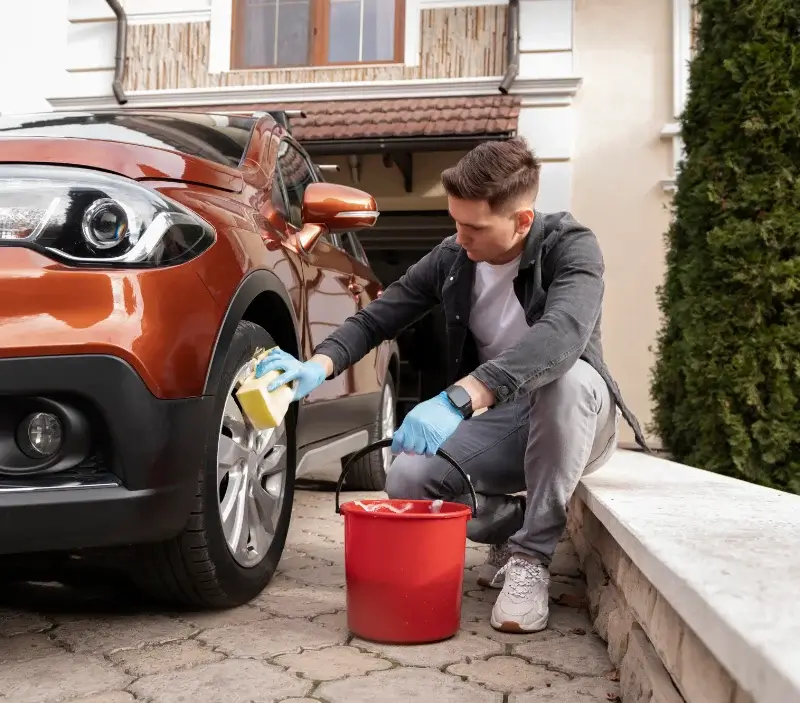Lavage auto à domicile Mauléon-Licharre : professionnel intervenant sur un véhicule